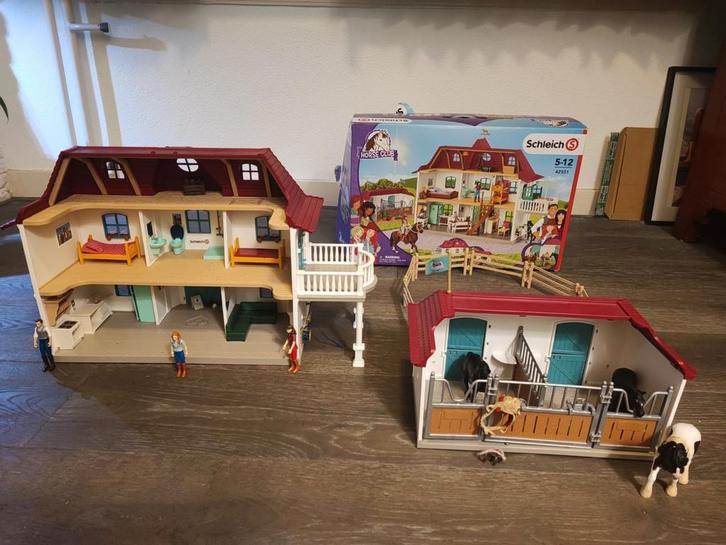 Schleich Huis met Stal + Doos 42551, Kinderen en Baby's, Speelgoed | Poppen, Gebruikt, Overige typen, Ophalen of Verzenden