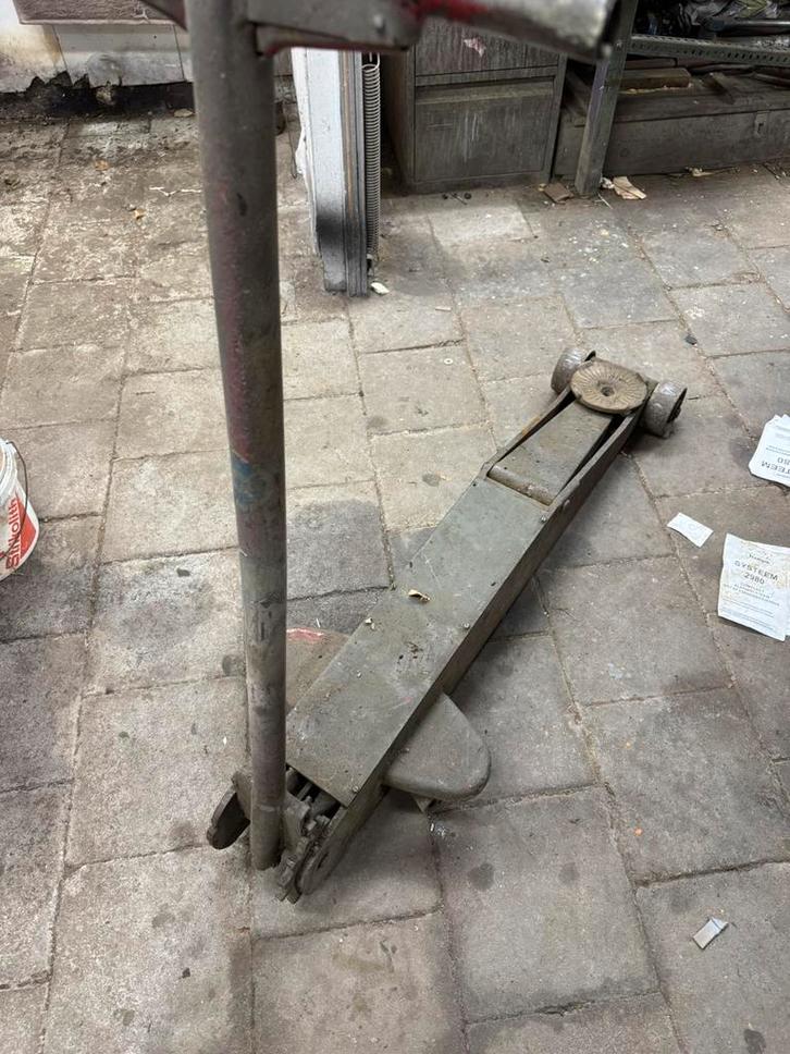 Oude industriële garagekrik – van staal, zwaar uitgevoerd, Auto diversen, Krikken, Gebruikt, Garagekrik, Hydraulisch, Ophalen