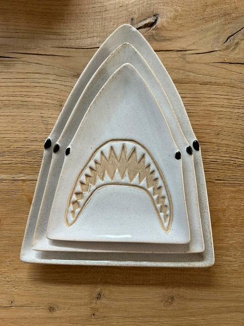 Set van drie kleine bordjes “Jaws”, Huis en Inrichting, Keuken | Servies, Nieuw, Bord(en), Overige stijlen, Keramiek, Ophalen of Verzenden