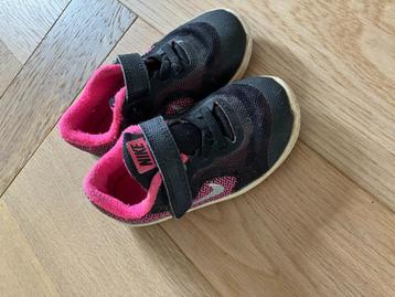 Leuke zwart/roze sportschoentjes Nike maat 25 beschikbaar voor biedingen