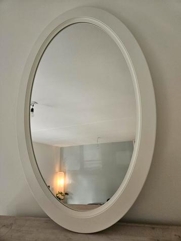 Ovale spiegel met witte lijst beschikbaar voor biedingen