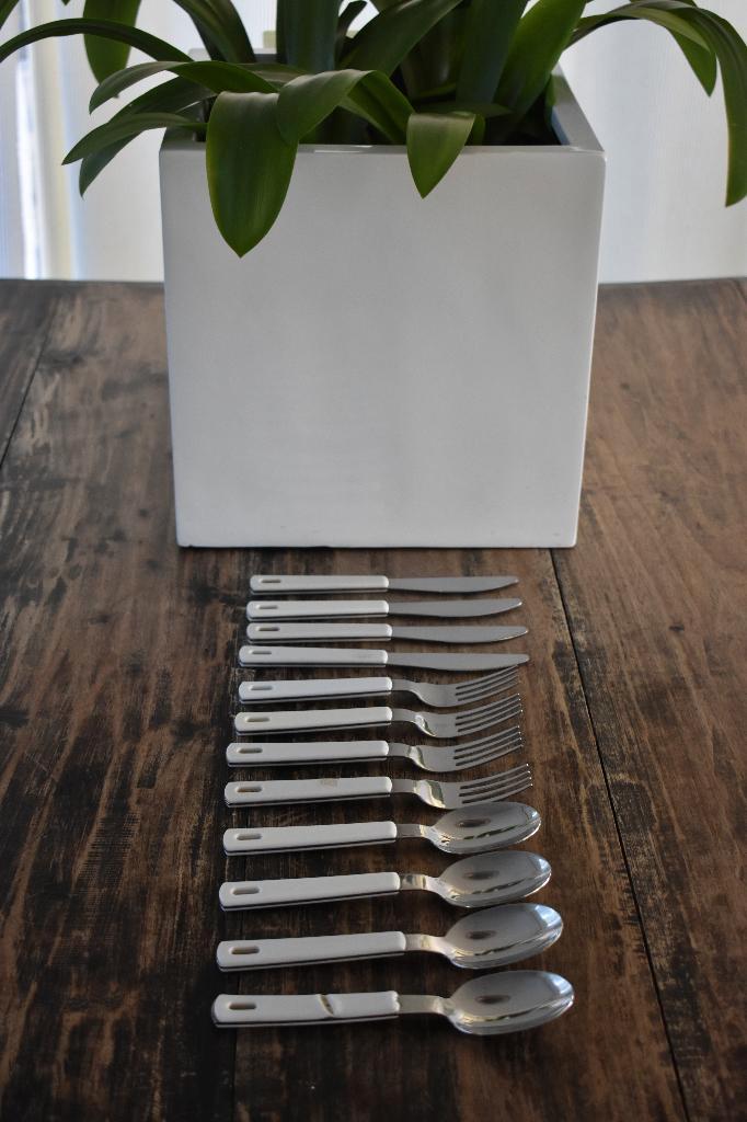 Mepal wit buitenservies bestek messen vorken lepels, Huis en Inrichting, Keuken | Bestek, Gebruikt, Bestekset, Overige materialen