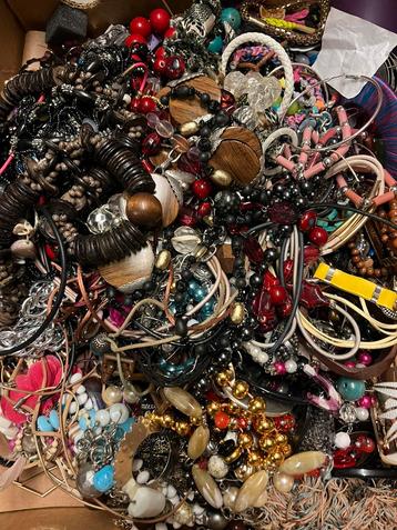 Groot partij sieraden lees mij aub beschikbaar voor biedingen