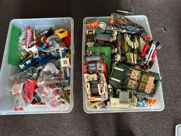 2 grote bakken LEGO. Veel diversiteit, alle kleuren beschikbaar voor biedingen