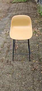 Muuto Fiber Bar Stool – design barkruk – mosterd/zwart, Ophalen, Kunststof, 60 tot 90 cm, Zo goed als nieuw