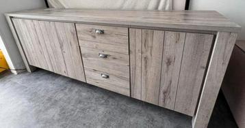 Dressoir met Lades en Deuren beschikbaar voor biedingen