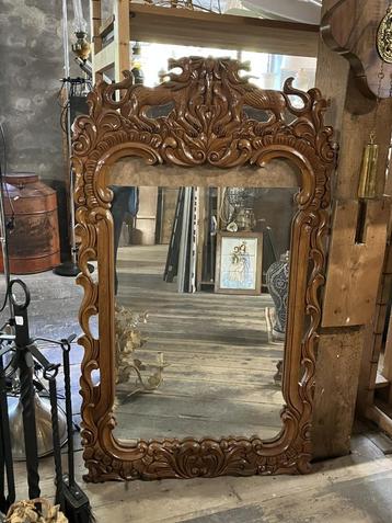 Grote spiegel met houten omlijsting leeuw decoratie    beschikbaar voor biedingen