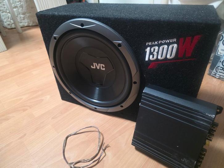 JVC SET SUBWOOFER MET VERSTERKER 1300 WATT GOED ALS NIEUW, Auto diversen, Autospeakers, Ophalen of Verzenden