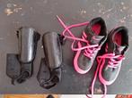 Voetbalschoenen en beenbeschermers zwart roze meisje maat 33, Ophalen, Maat XS of kleiner, Schoenen, Zo goed als nieuw