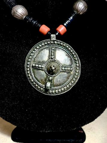 Antieke Berber Ketting met Zilveren Hanger beschikbaar voor biedingen