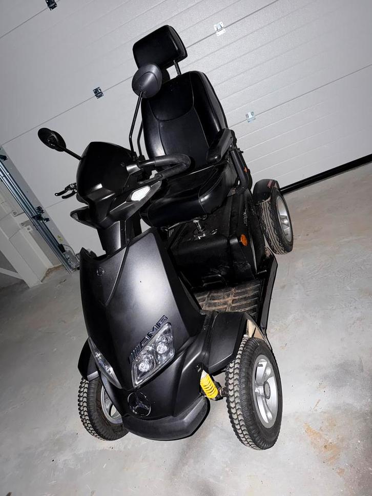 Mercedes AMG scootmobiel A45S 20km/h met 326km op de teller, Auto-onderdelen, Accu's en Toebehoren, Nieuw, Ophalen