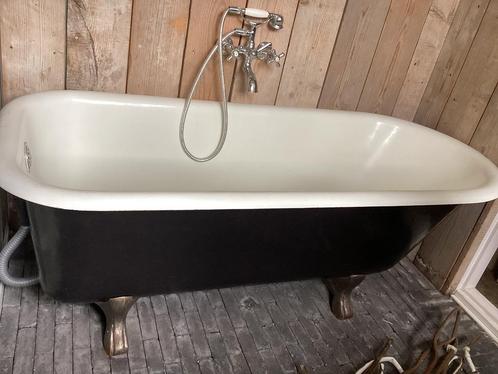 Vrijstaand zwart met wit bad op pootjes, Huis en Inrichting, Badkamer | Badkamermeubels, Overige typen, Minder dan 100 cm, 50 tot 100 cm