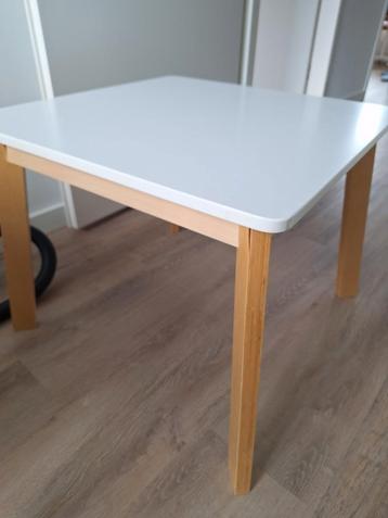 Vierkante tafel (voor bij o.a. kinderstoeltjes) beschikbaar voor biedingen