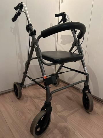 Rollator - Lichtgewicht en groot zitvlak met rugsteun beschikbaar voor biedingen