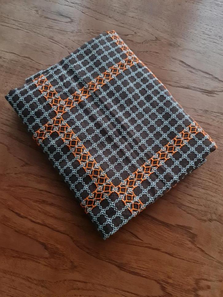 Vintage Bruin Tafelkleed met Oranje Accent, Huis en Inrichting, Stoffering | Tapijten en Kleden, Zo goed als nieuw, 100 tot 150 cm