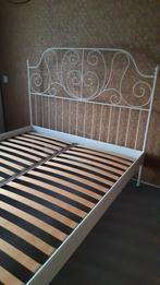 Wit Metalen bed van ikea met krullen/ spijlen erg decoratief, Huis en Inrichting, Slaapkamer | Bedden, 160 cm, Brocante, Gebruikt