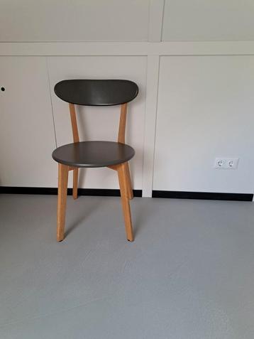 2 Grijze Eetkamerstoelen beschikbaar voor biedingen