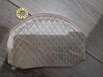 Estée Lauder toilettas
13 cm hoog
18 cm breed, Sieraden, Tassen en Uiterlijk, Toilettassen, Ophalen of Verzenden, Gebruikt, Beige