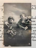 Kindjes met brief en bloemen (JJ), Verzamelen, Ansichtkaarten | Themakaarten, Ophalen of Verzenden, Voor 1920, Gelopen, Kinderen