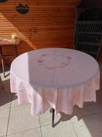Rond tafelkleed roze geborduurd., Huis en Inrichting, Tafelkleden, Ophalen of Verzenden, Zo goed als nieuw, Rond