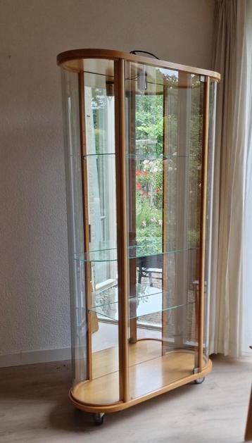 te koop: glazen ovale vitrinekast, ronde hoeken, verlichting beschikbaar voor biedingen