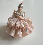Dresden porselein beeldje dame kant roze rok, Ophalen of Verzenden