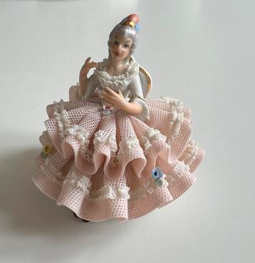 Dresden porselein beeldje dame kant roze rok beschikbaar voor biedingen