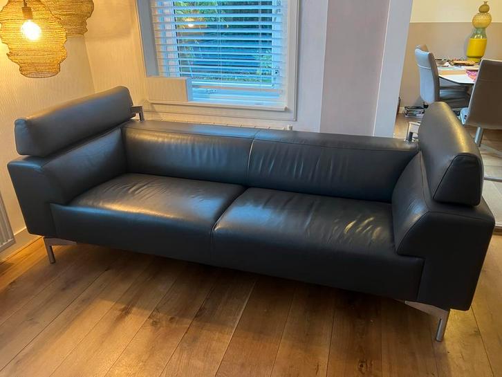 Leolux Howlo leren bank - donkergrijs/antraciet, Huis en Inrichting, Banken | Bankstellen, Zo goed als nieuw, Rechte bank, Driepersoons