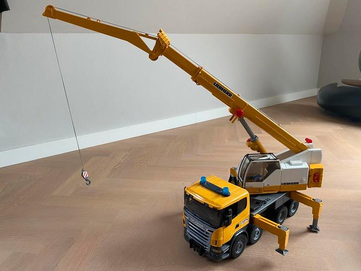 Speelgoed Kraanwagen - Liebherr Scania met poppetje, Kinderen en Baby's, Speelgoed | Speelgoedvoertuigen, Zo goed als nieuw, Afstandsbediening