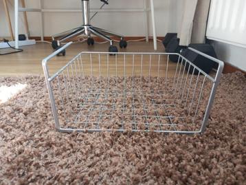 IJzeren opbergmandje (voor onder plank) beschikbaar voor biedingen