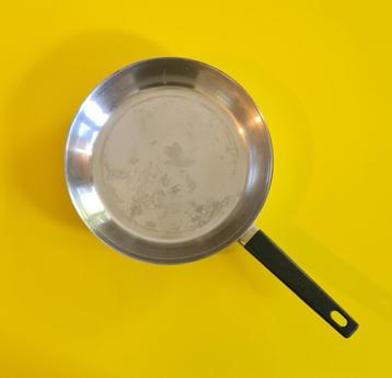Twee braadpannen en een wok beschikbaar voor biedingen