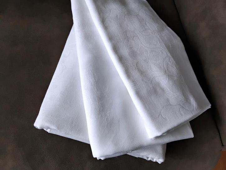 3 damast tafellaken tafelkleed wit  zijn gebruikt!, Huis en Inrichting, Keuken | Textiel, Gebruikt, Tafelkleed of Tafelzeil, Wit