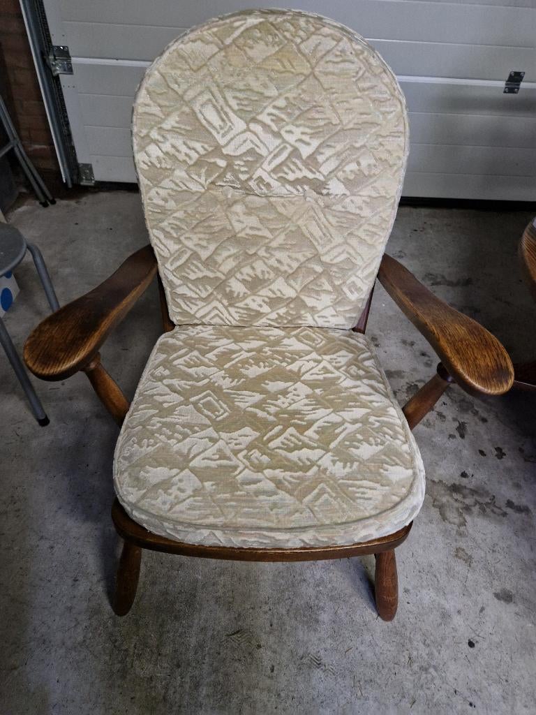 Twee vintage houten stoelen, Ophalen