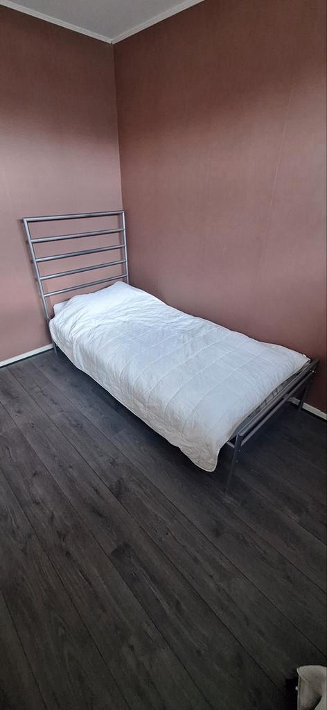 Eenpersoonsbed met Lattenbodem, Huis en Inrichting, Slaapkamer | Bedden, Zo goed als nieuw, Eenpersoons, 90 cm, 200 cm, Metaal