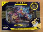 Pokemon Jolteon VMAX Premium Collection Box, Ophalen of Verzenden, Zo goed als nieuw, Booster