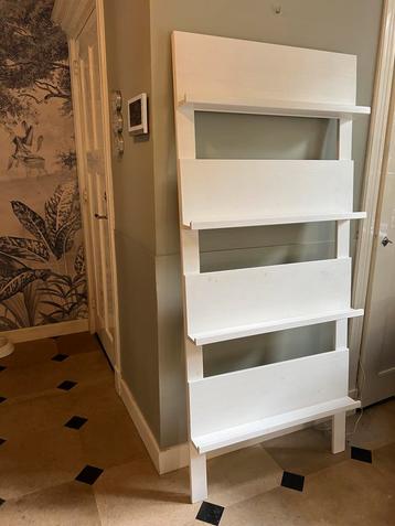 Wit houten boekenrek beschikbaar voor biedingen