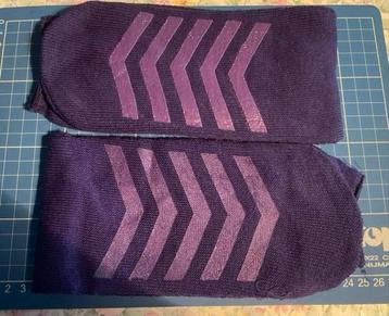 2 Paar Lila Bedsokken 1 paar rode d/h beschikbaar voor biedingen