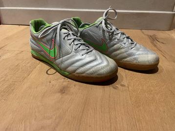 Nike zaalvoetbalschoenen - Maat 44,5 (valt als 43) beschikbaar voor biedingen