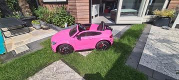 Roze mercedes c63s elektrische auto met afstandsbediening.  beschikbaar voor biedingen