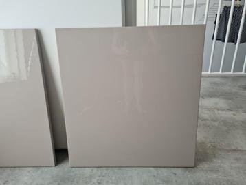 Ikea Besta Sellviken
hoogglans beige kastdeurtjes 60 x 64 cm beschikbaar voor biedingen