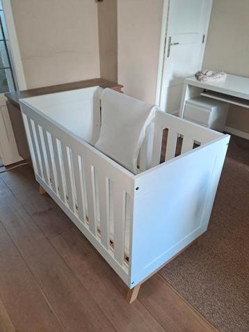 Mooi wit ledikantje met matras beschikbaar voor biedingen