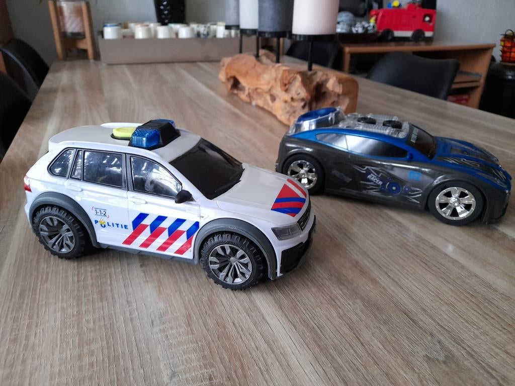 Politiewagen en racewagen met speakers erop, Ophalen of Verzenden