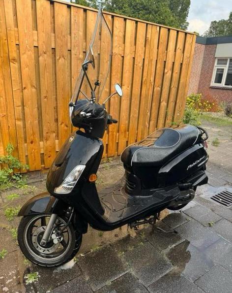 Sym fiddle II zwart, Fietsen en Brommers, Scooters | SYM, Fiddle, Maximaal 45 km/u, Benzine, Ophalen