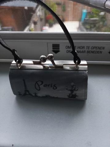 Leuk klein tasjes uit Parijs met bling beschikbaar voor biedingen
