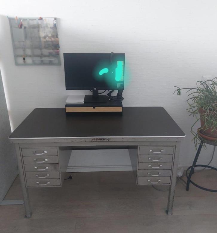Industrieel metalen vintage bureau Gispen/Ahrend, Huis en Inrichting, Bureaus, Gebruikt, Ophalen