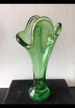 Oud groen baasje, dik glas, Murano Italië, 22,2 cm hoog vaas, Antiek en Kunst, Antiek | Vazen, Ophalen of Verzenden