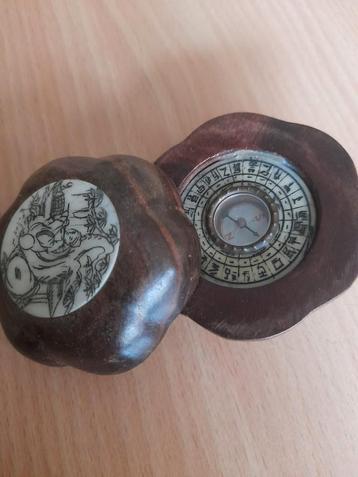 Kompas in houtgesneden deksels beschikbaar voor biedingen