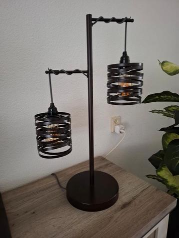 2x zwarte staande lamp beschikbaar voor biedingen
