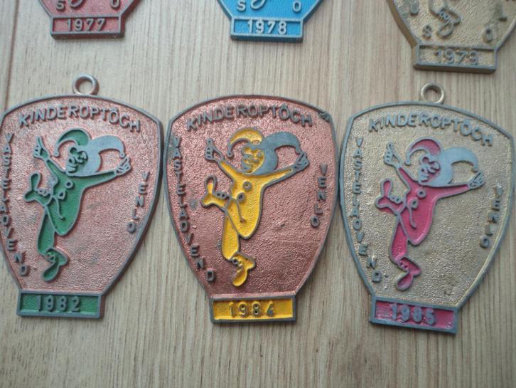 7 Carnavals medailles Vastelaovend Venlo Kinderoptocht, Kleding | Heren, Carnavalskleding en Feestkleding, Gedragen, Accessoires