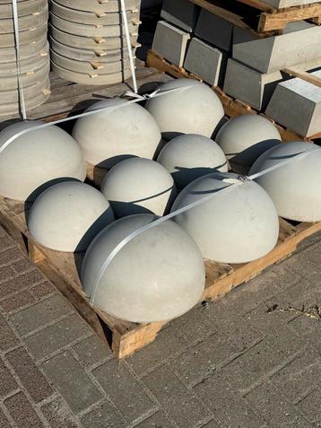 Betonnen Halve Bollen - Tuin Decoratie afzetting beschikbaar voor biedingen